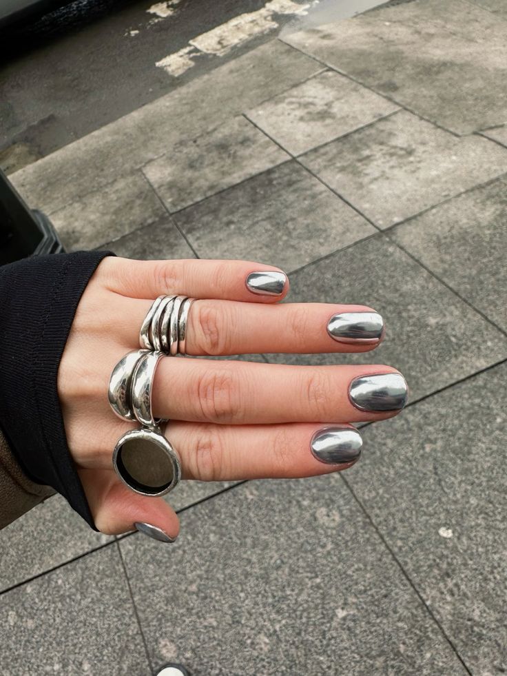 Srebrni i metalik manikir: Zimski klasik koji osvaja svaki look 8 d6861e4a7f780dbfe1c4c4218507d610