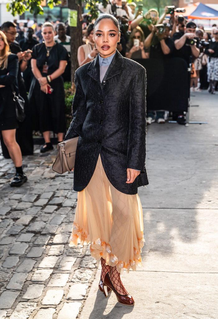 Tessa Thompson u 5 autfita koje bismo nosili na praznične zabave 7 autfit