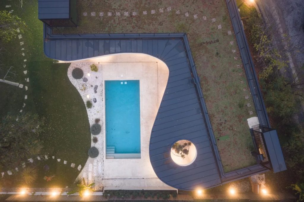 Kuća u Sremskoj Kamenici koju talasasti krov spaja s prirodom 14 shoom room escape t6yeu39afa9a319349