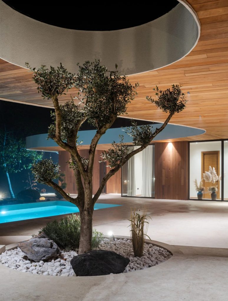 Kuća u Sremskoj Kamenici koju talasasti krov spaja s prirodom 10 kuća