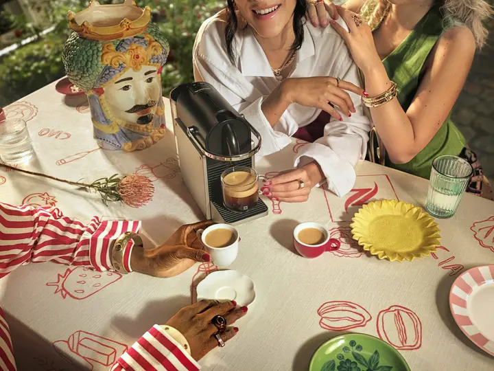 Nespresso WW KV 40Y Paid Organic OL Machine IMG 4x5 B2C 25 262