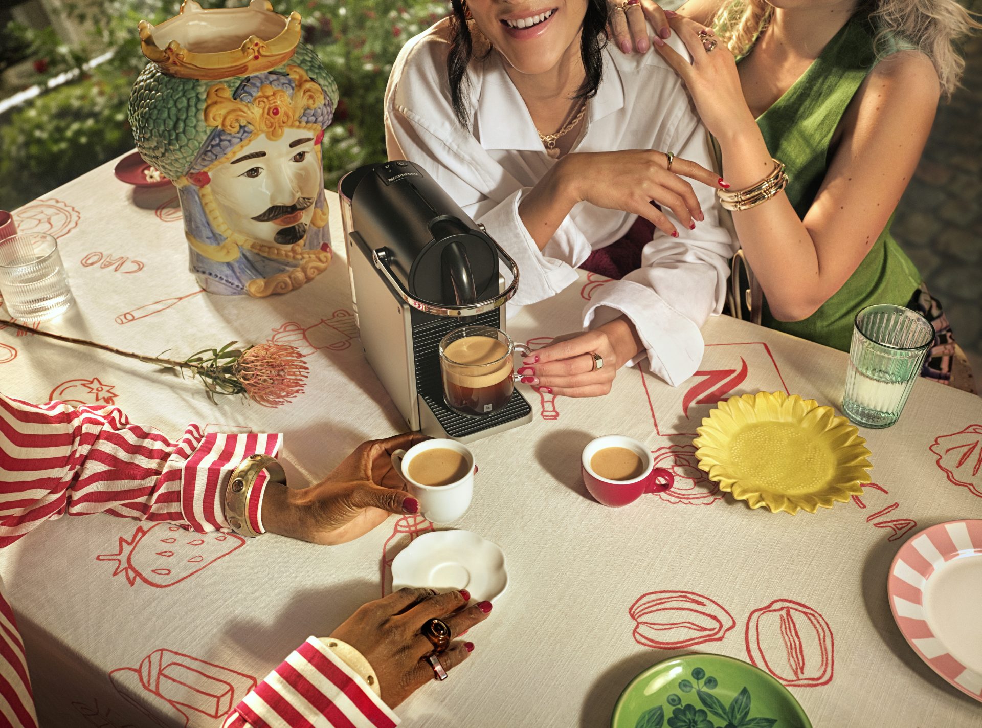 Već 40 godina Nespresso pomera granice savršene kafe 1 Nespresso WW KV 40Y Paid Organic OL Machine IMG 4x5 B2C 25 262