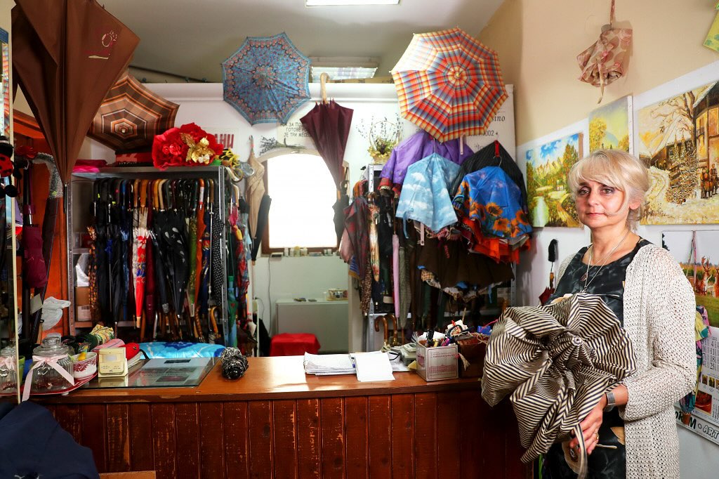 Kišobrandžijka iz Balkanske: Istorija jednog zanata i tri generacije žena 10 Nije svaki kisobran samo stit od kise — neki su prava mala umetnicka dela. Sareni jednobojni t