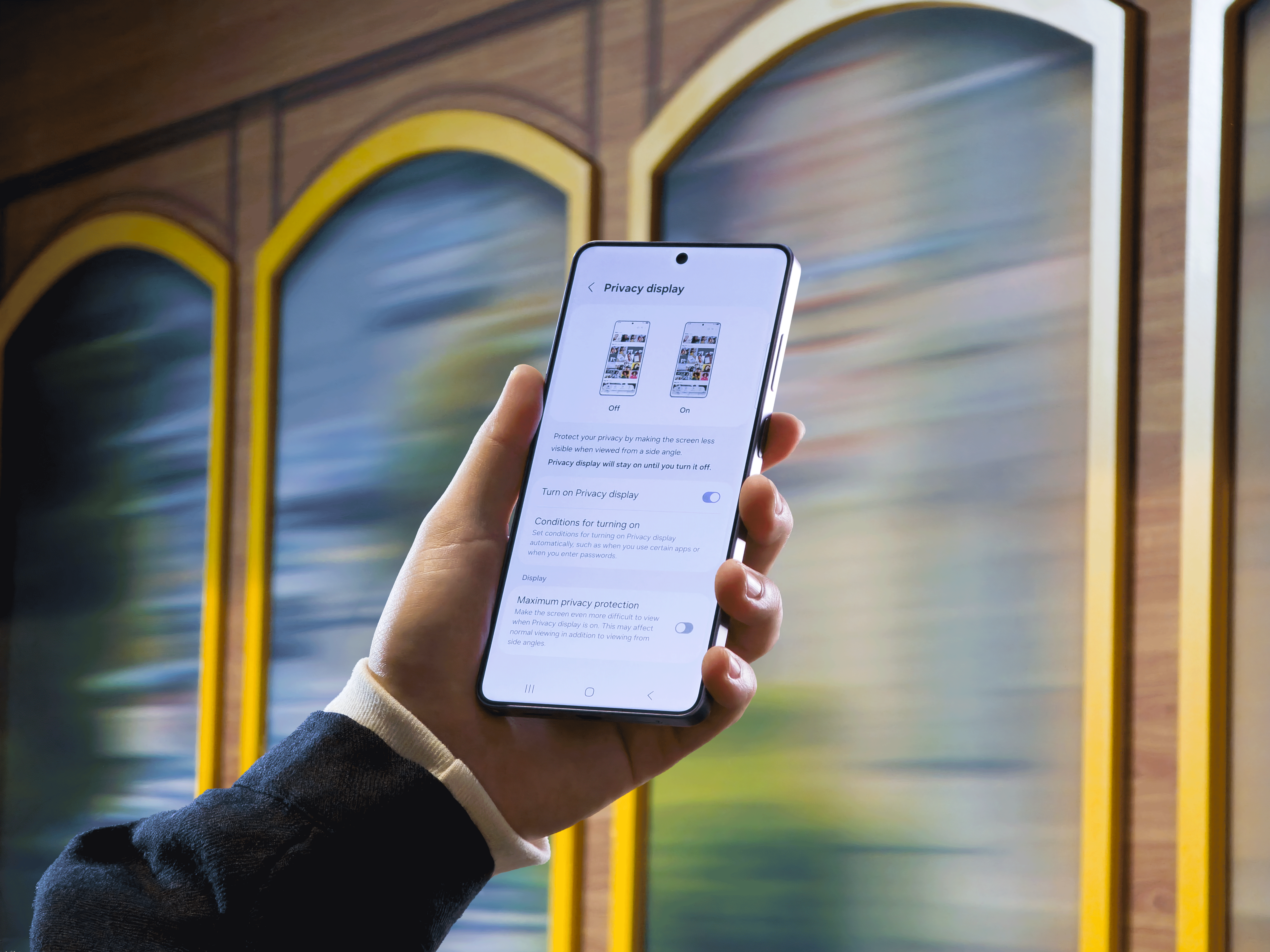 Samsung predstavlja Galaxy S26 seriju - Najintuitivniji Galaxy AI telefon do sada 15 37 Demo Privacy Display Tram Booth GIF v1