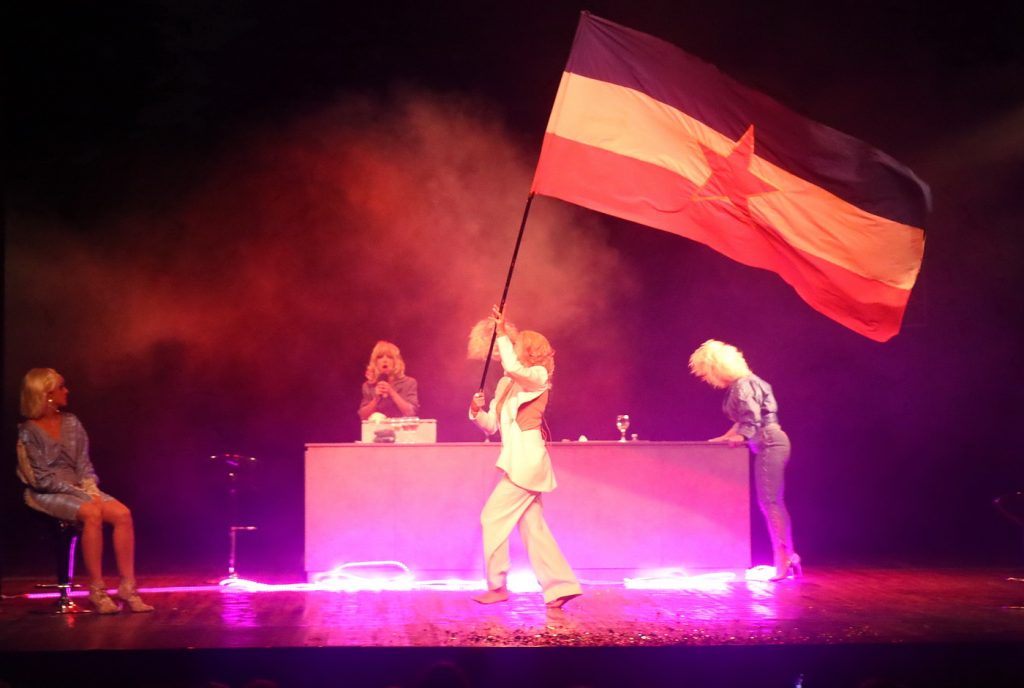 Foto Jugoslav Radojevic lepa brena u sapcu 1