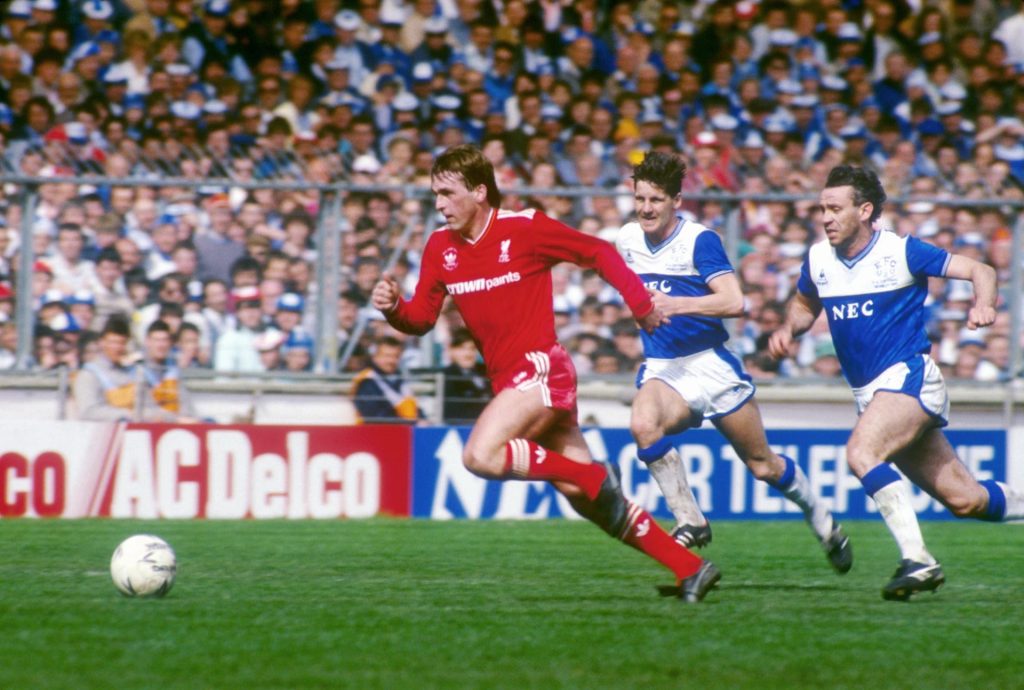 Počeo DOK #8: Gledamo 19 dokumentaraca iz celog sveta 10 Liverpools Kenny Dalglish outpaces Evertons Paul Bracewell and Peter Reid 10 May 1986 Peter Robinson G9H5HE