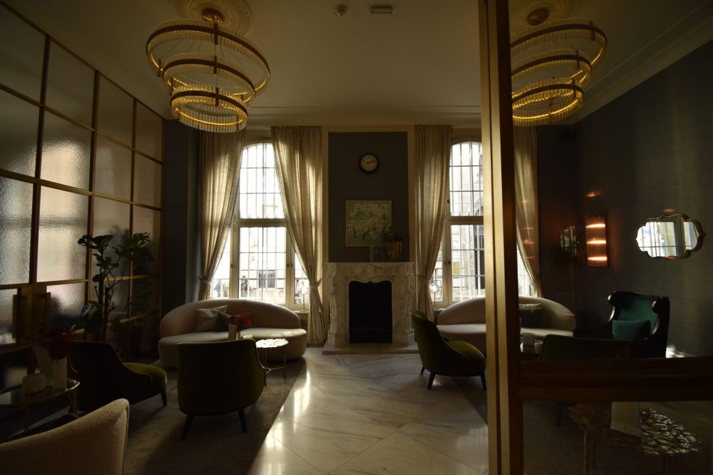 Zaspala u trezoru banke, probudila se u hotelu 12 PAA 1263