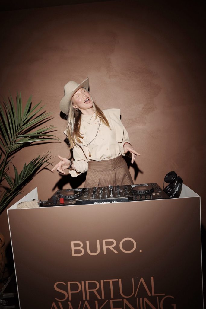 BURO. SPIRITUAL AWAKENING: Razgovor, učenje i zajedništvo su ono što nas budi 40 SMC 182