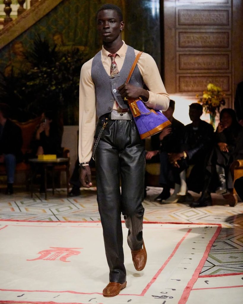 Versace Pivot: nova It torba koja spaja skulpturu i savremenu senzualnost 7 SnapInsta.to 554906476 18533678968061262 9092085209690511552 n