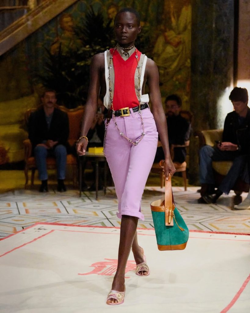 Versace Pivot: nova It torba koja spaja skulpturu i savremenu senzualnost 9 pivot