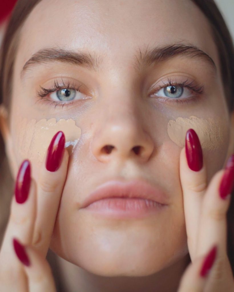 Nega, pokrivenost i SPF 50: Ova BB krema spaja sve što nam je potrebno 3 APLIKACIJA Maybelline BB Cream 20