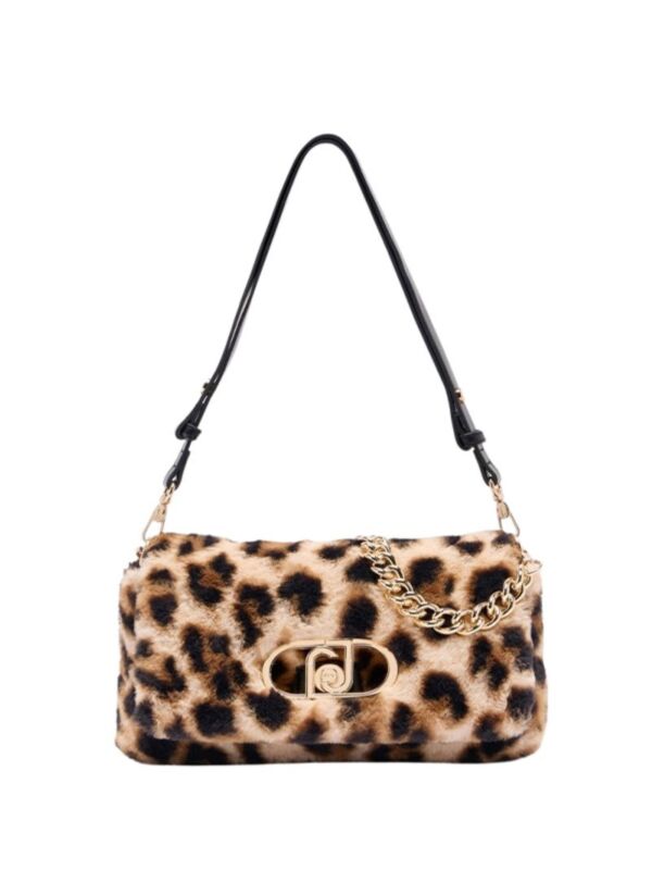 Torba koju vole Hari Stajls i Hejli Biber brzo transformiše autfit 10 LJAF5138 E0410 00047 1