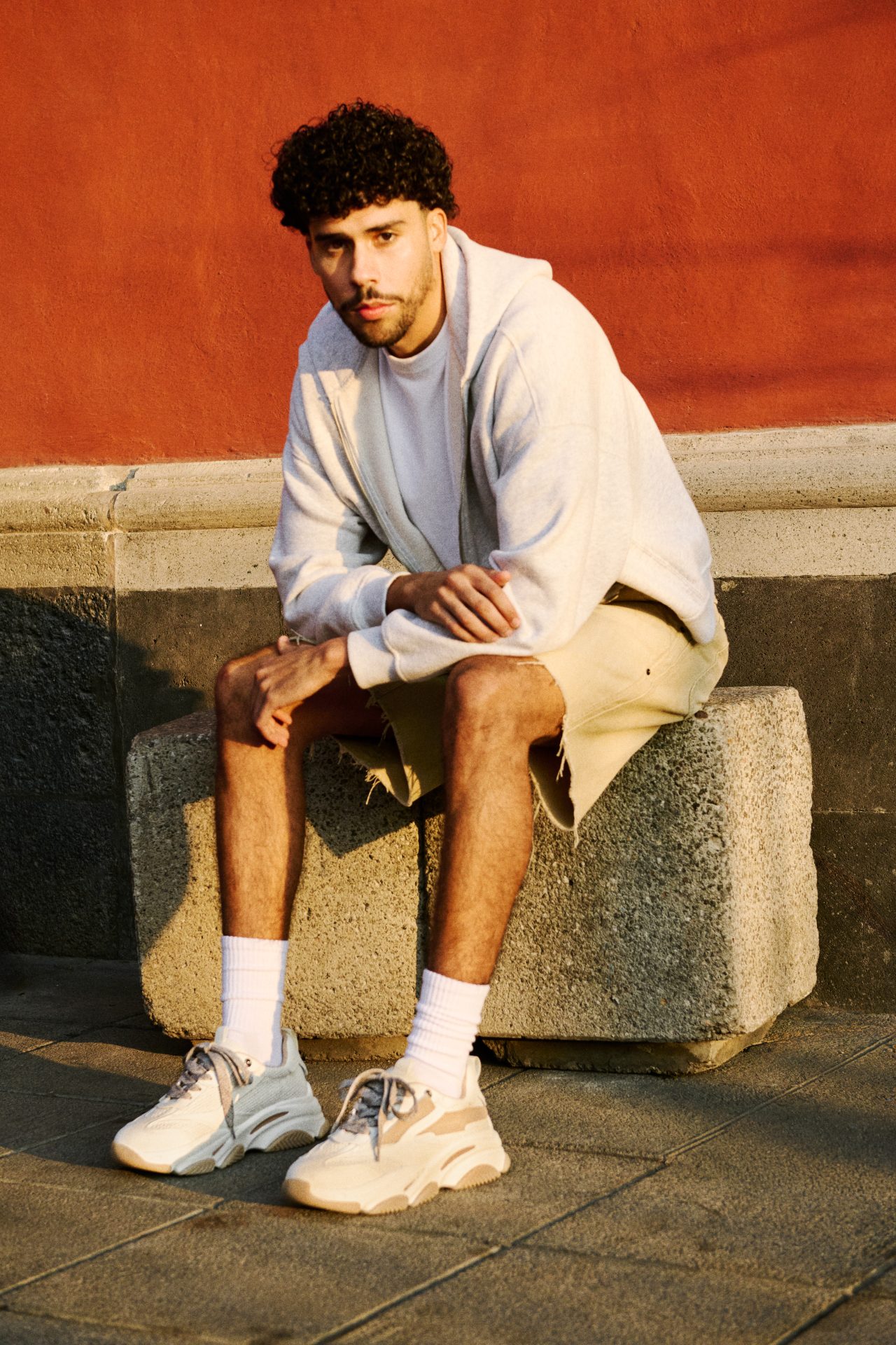 HELLO SPRING! Zakoračite u novu modnu sezonu u STEVE MADDEN ritmu 15 SM 2026 SPRING INTL HELLO POSSESS WHITE TAUPE MULTI 0058