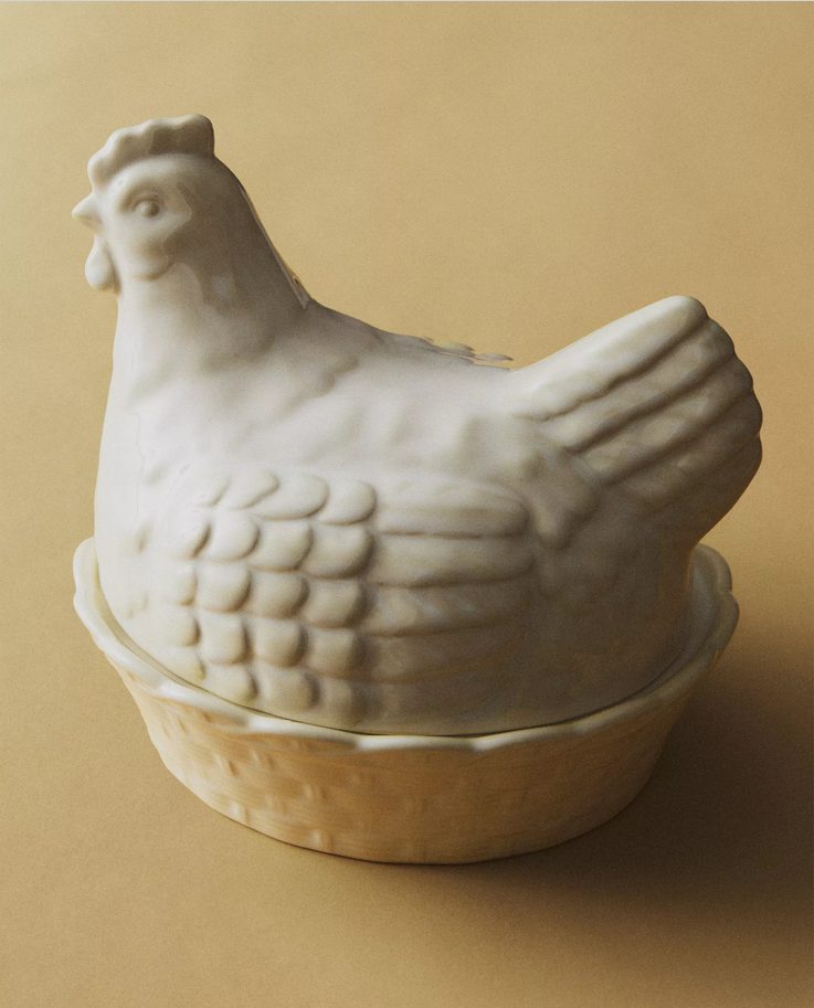 Zara Home komadi kojima planiramo da upotpunimo Uskršnju trpezu 13 Screenshot 2026 03 31 at 10 20 29 KERAMICKA TEGLA KOKOSKA I LANENA SALVETA USKRSNJA KOLEKCIJA Zara Home SRBIJA SERBIA