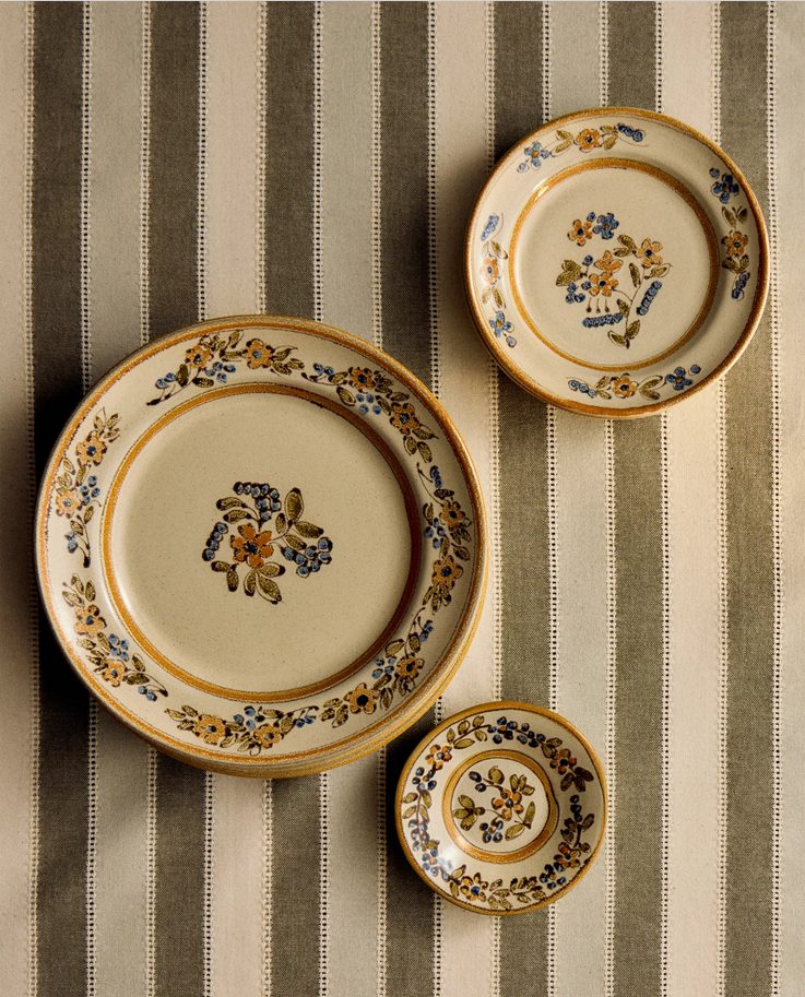 Zara Home komadi kojima planiramo da upotpunimo Uskršnju trpezu 14 Screenshot 2026 03 31 at 10 21 20 PODMETAC SA PRUGAMA I CVETNIM SERVISOM ZA RUCAVANJE U TERAKOTA BOJI USKRSNJA KOLEKCIJA Zara Home SRBIJA SERBIA