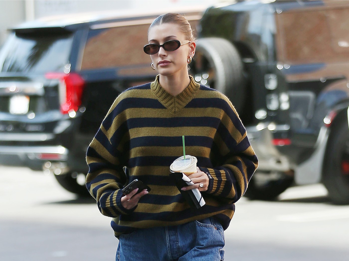 Torba koju vole Hari Stajls i Hejli Biber brzo transformiše autfit 1 TORBA