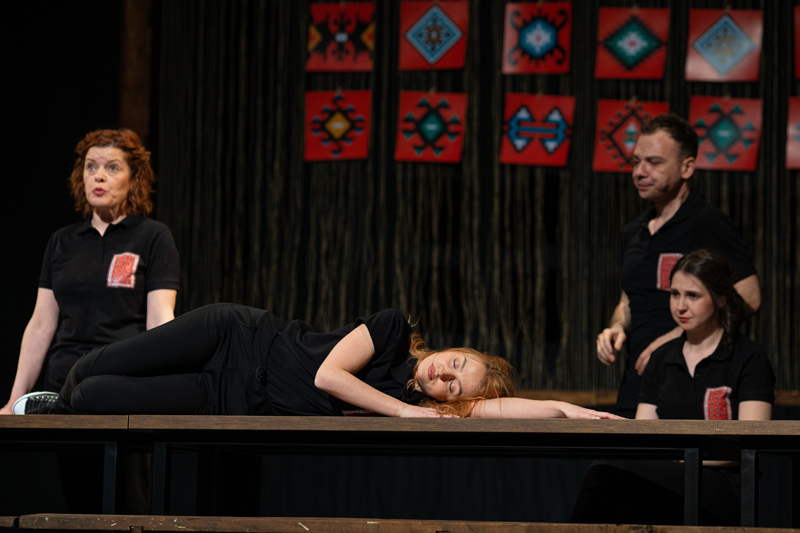 Sve niti pirotskog ćilima u predstavi „Tanka pređa srcem se tka" 8 Cilim 07v