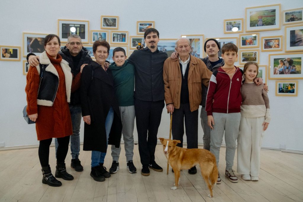 Ekipa filma Vetre pricaj sa mnom na otvaranju izlozbe foto Filip Stojanovic 1