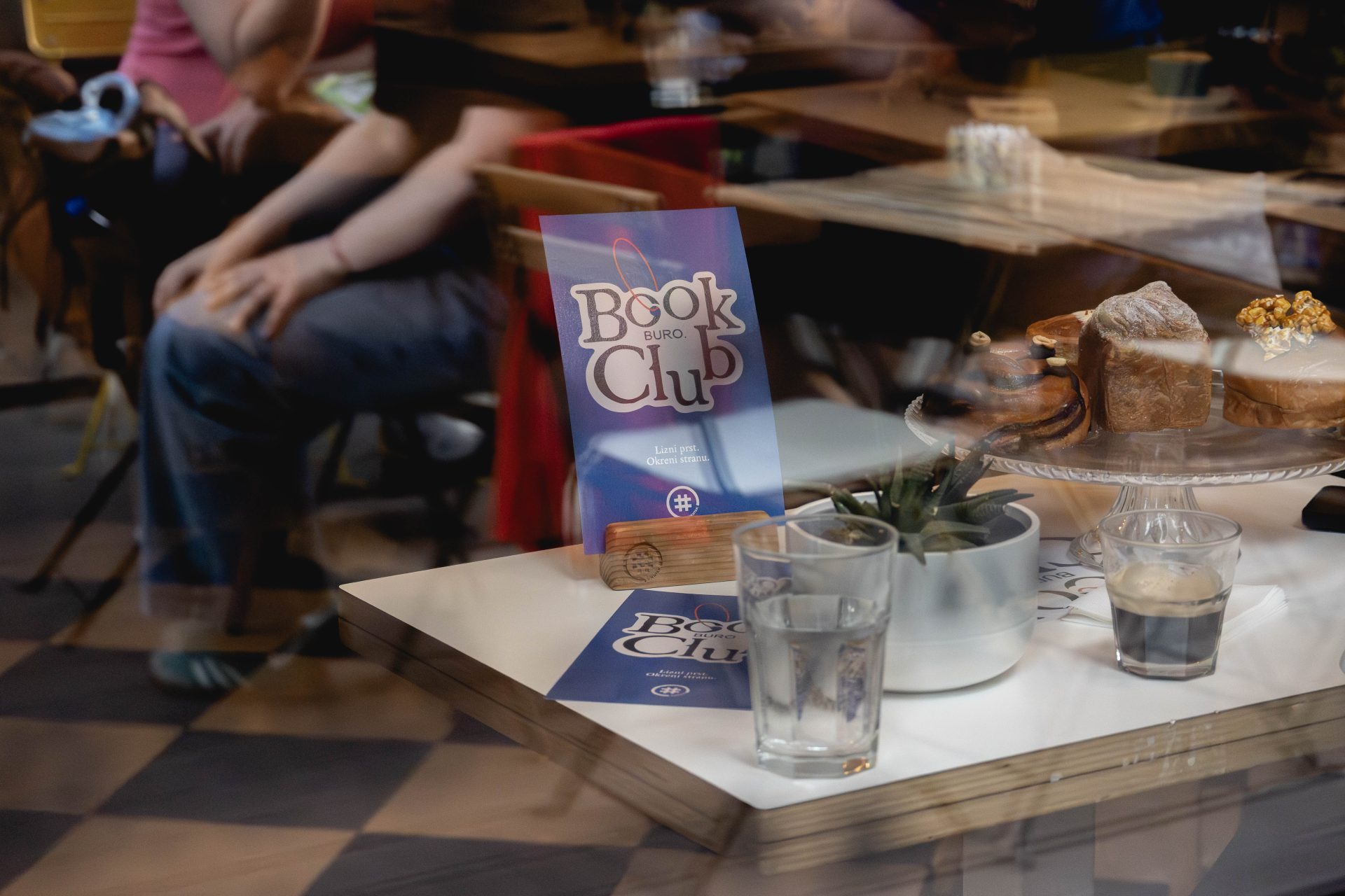 BURO book club kraljica bekstva 18