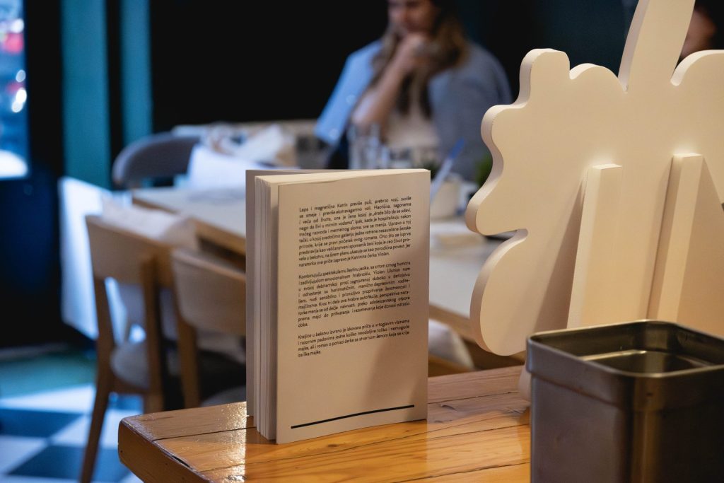 BURO book club kraljica bekstva 20