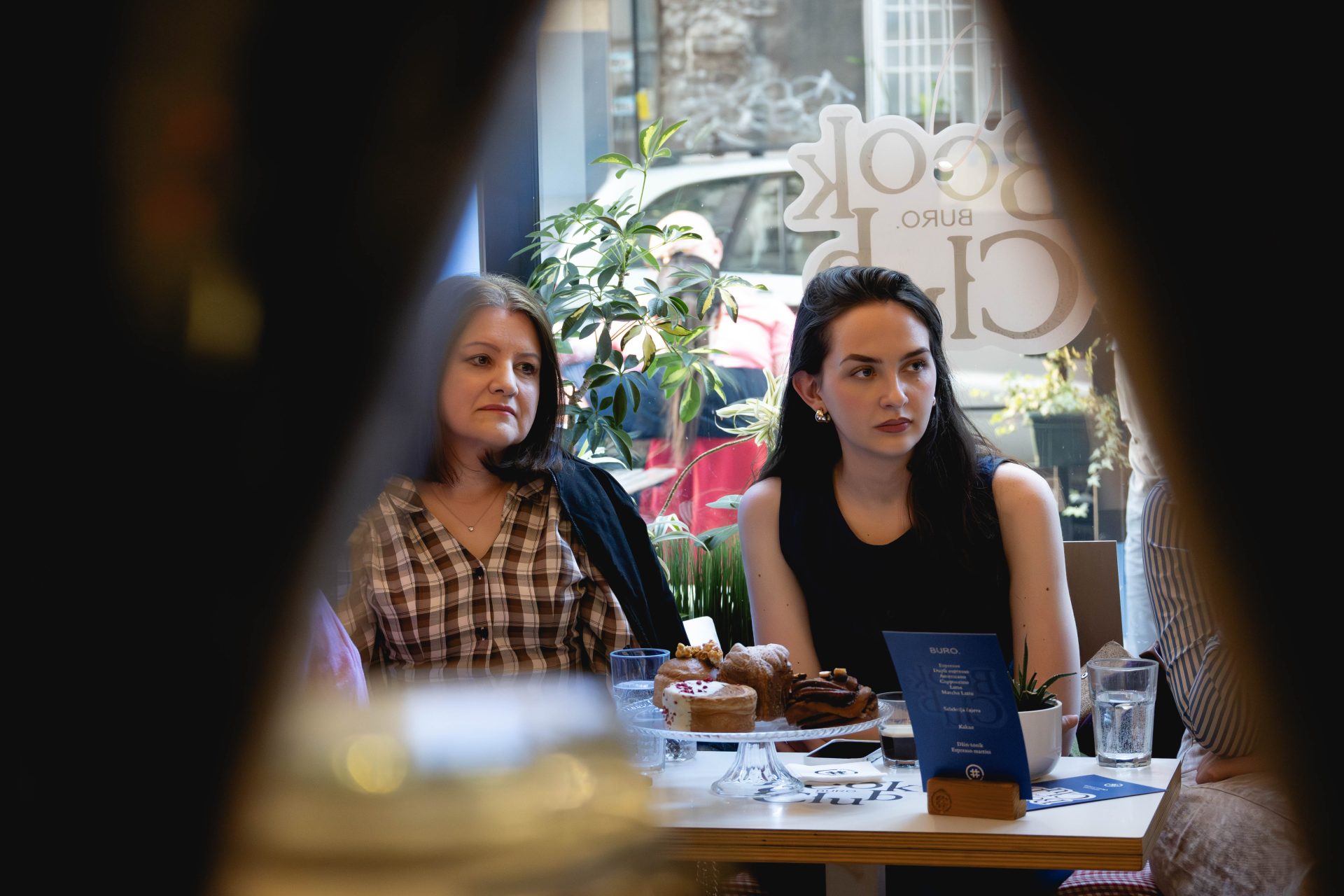 BURO book club kraljica bekstva 23