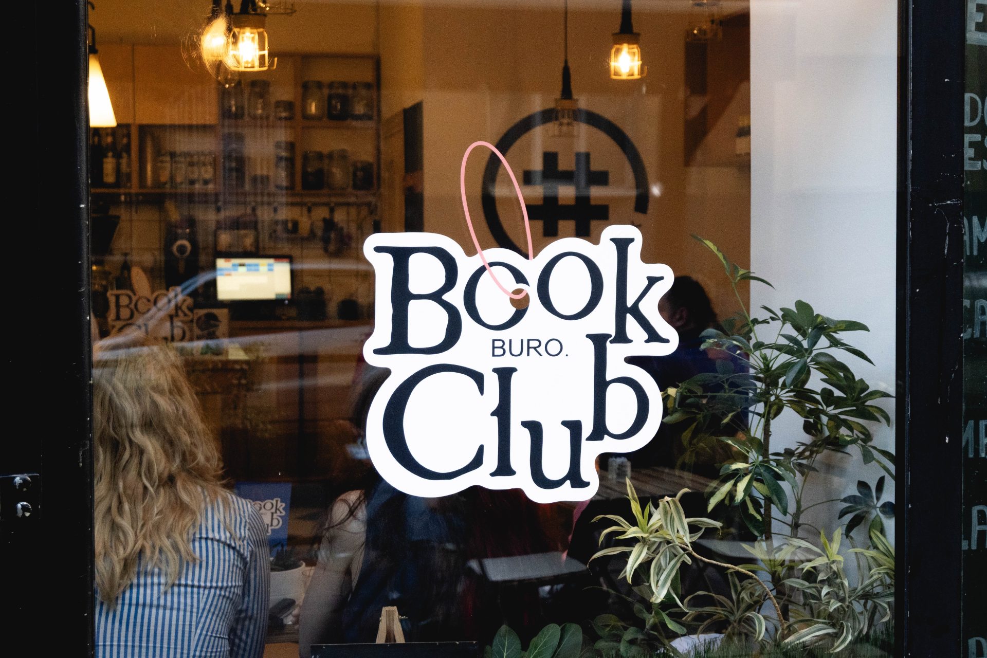 BURO book club kraljica bekstva 27