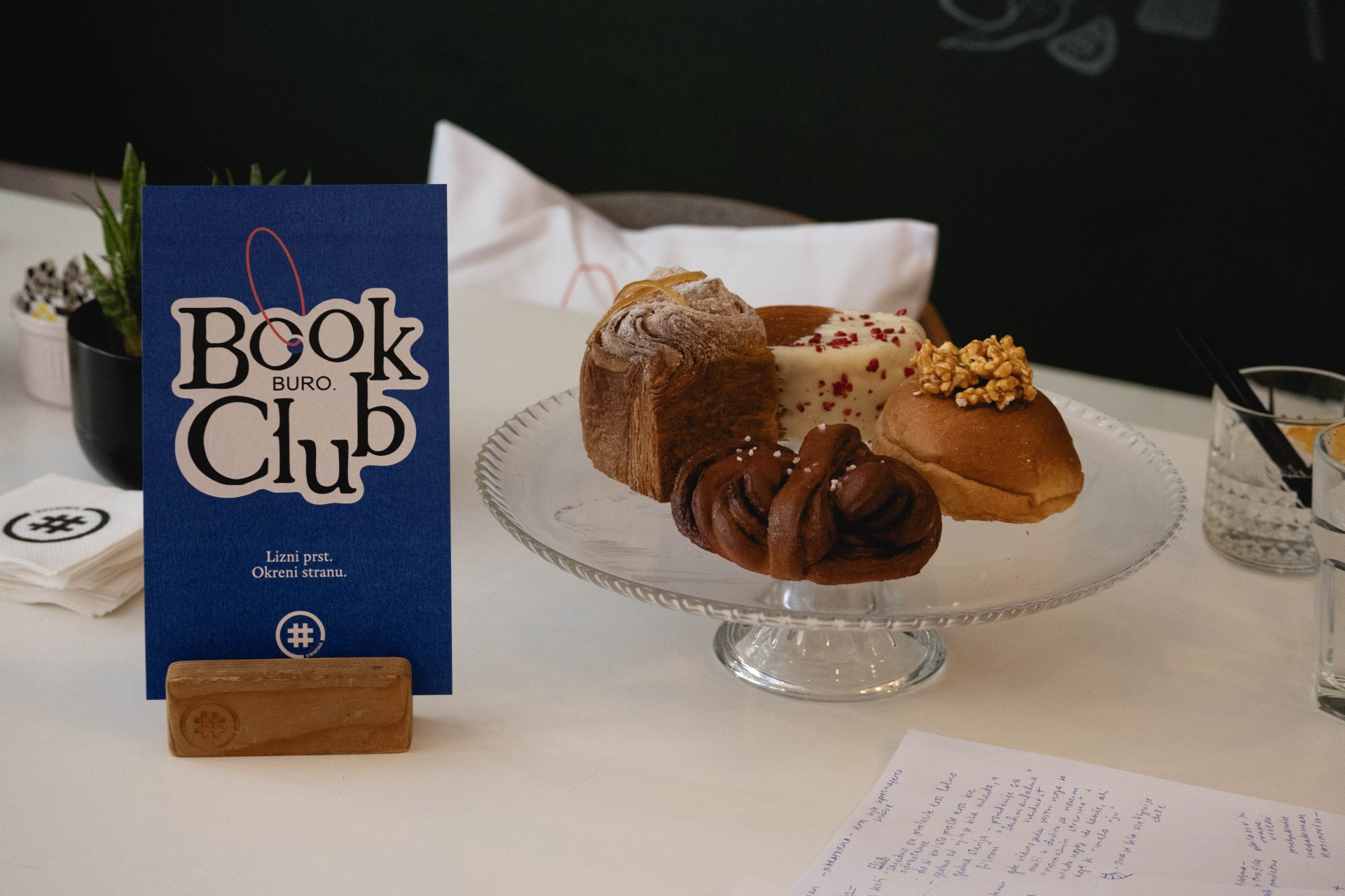BURO book club kraljica bekstva 4