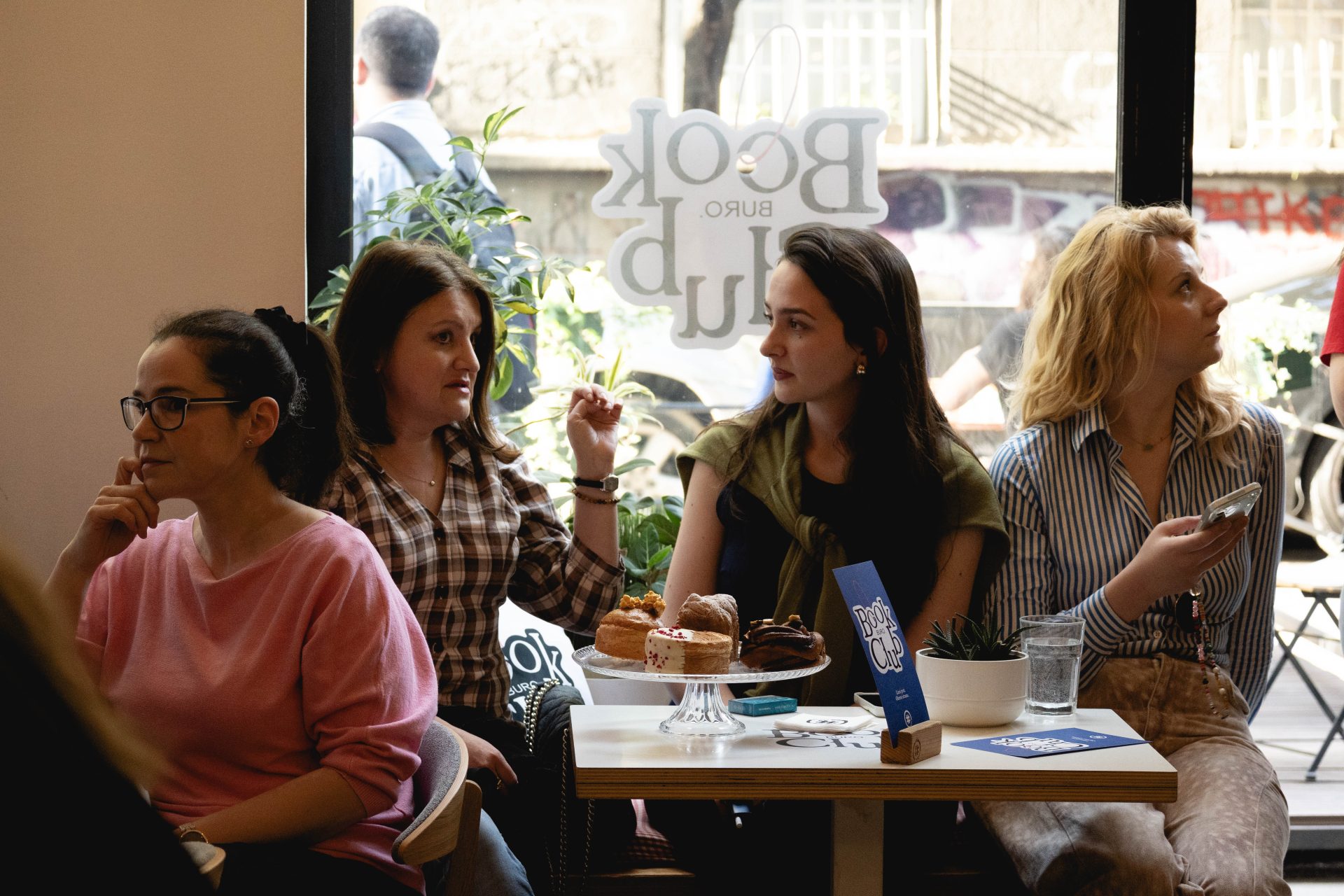 BURO book club kraljica bekstva 5