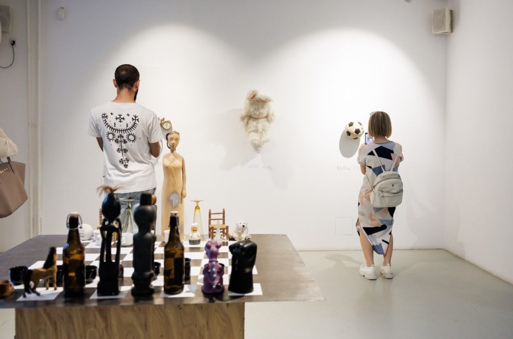Otvorena izložba „Iluzije treba čuvati na sobnoj temperaturi“ Marka Crnobrnje i Stefana Tićmija u galeriji Novembar 6 izložba