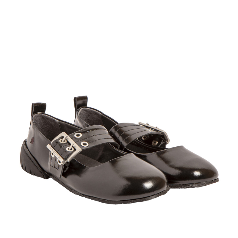 Na letnjim sniženjima smo našli klasične cipele kakve Džidži Hadid nosi u Parizu 18 1742 shinny black 2