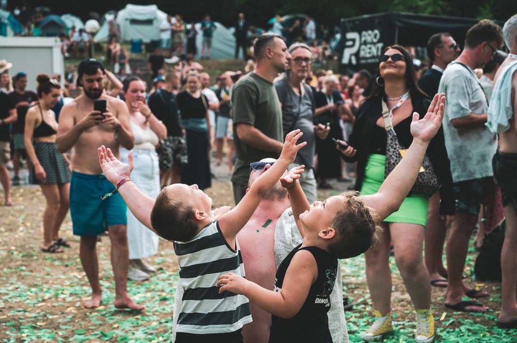 Uho za muziku, oko za minđuše: Izveštaj sa OK Festa 7 OK Fest minđuše