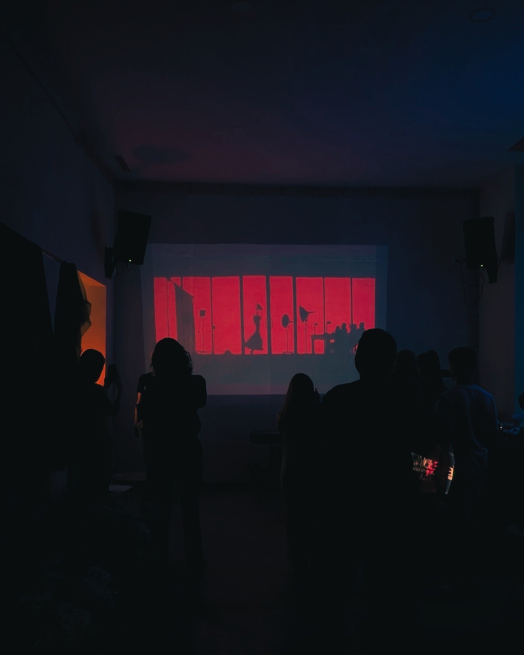 petal listening party u Beogradu: Dozvolimo Arijani Grande da bude umetnica 12 Brown Minimal Camera Interface Fashion Instagram Post 6