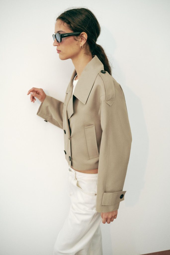 Trench mantil za jesen – kako odabrati pravi model? 11 Kratki trench mantil