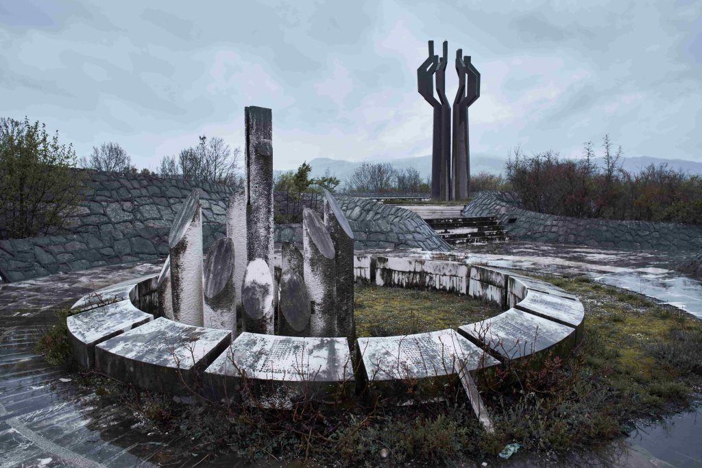 Šta (ne) znamo o Svetlani Kani Radević, jednoj od najznačajnijih jugoslovenskih arhitektica? 9 04 Architect Svetlana Kana Radevic Monument to Fallen Fighters of Ljesanska Nahija Barutana Podgorica built in 1980 photographer Luka Boskovic min