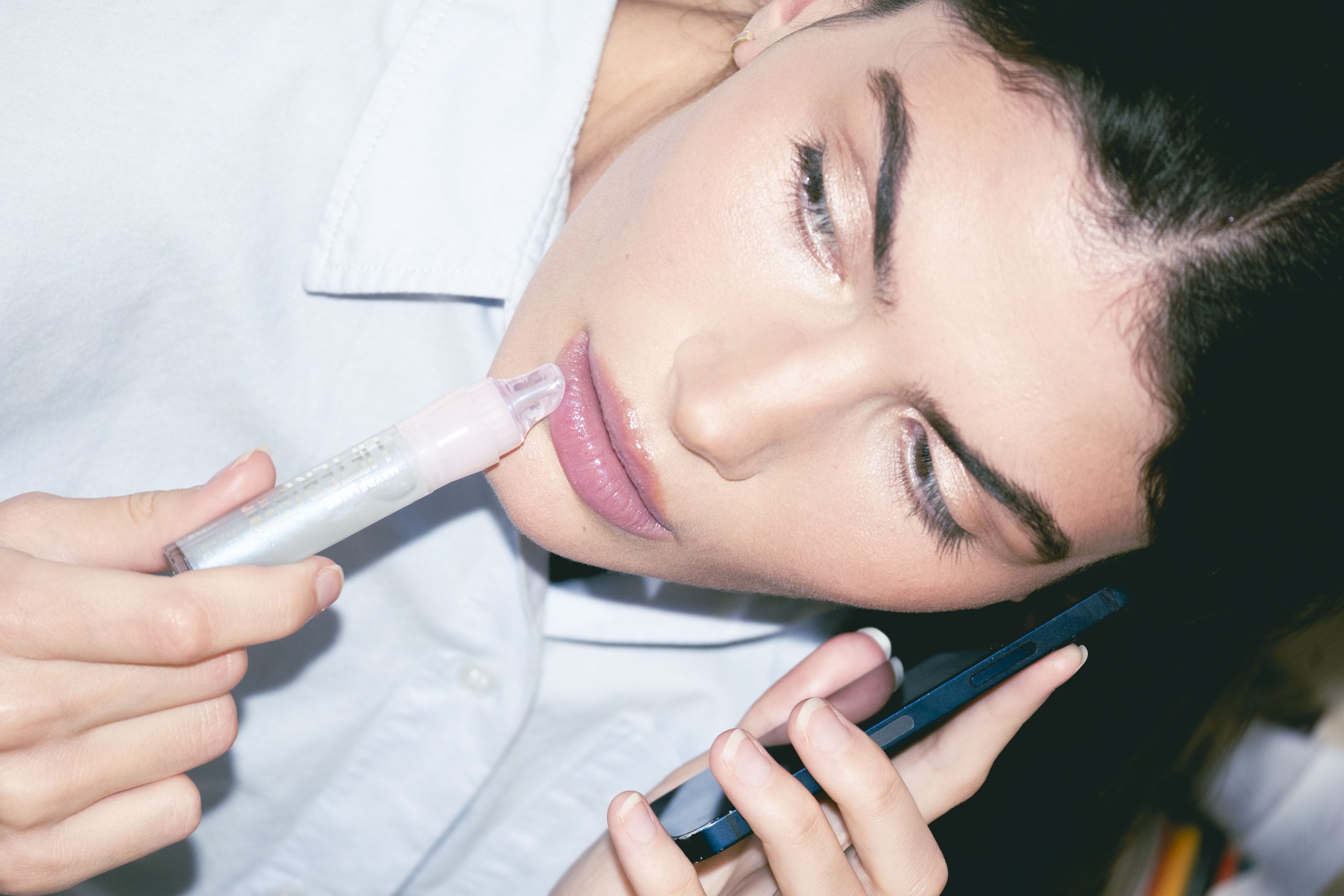 Ne možemo da skrenemo pogled - stigao je najsjajniji makeup trend 15 BURO Maybelline Lifter Gel 35 scaled