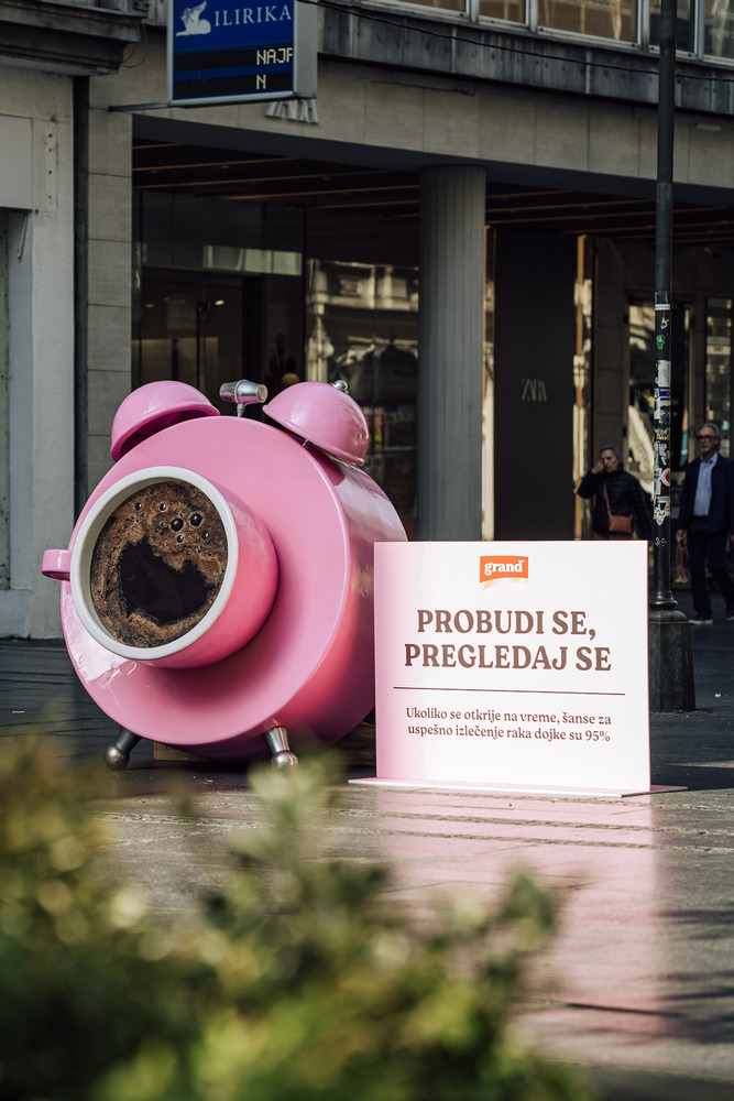 U okviru kampanje „Probudi se, pregledaj se“, posvećene podizanju svesti o prevenciji i ranom otkrivanju raka dojke, Grand kafa postavila je veliki roze budilnik u Knez Mihailovoj ulici u Beogradu. Instalacija u jednoj od najprometnijih pešačkih zona grada osmišljena je kao podsetnik ženama da redovne preventivne preglede ne odlažu.