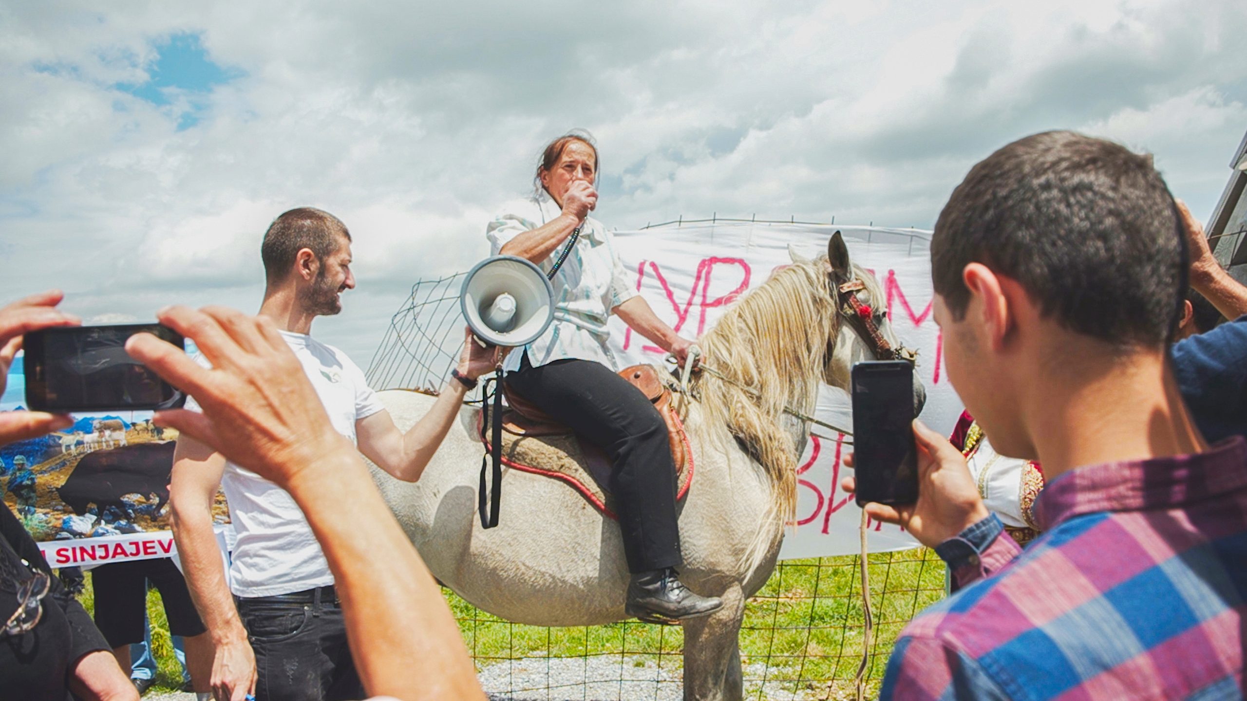 Planina kao svedok da je ljubav najubojitije oružje 7 Still 4 Gara on horse protesting TO HOLD A MOUNTAIN photo Wake Up Films scaled